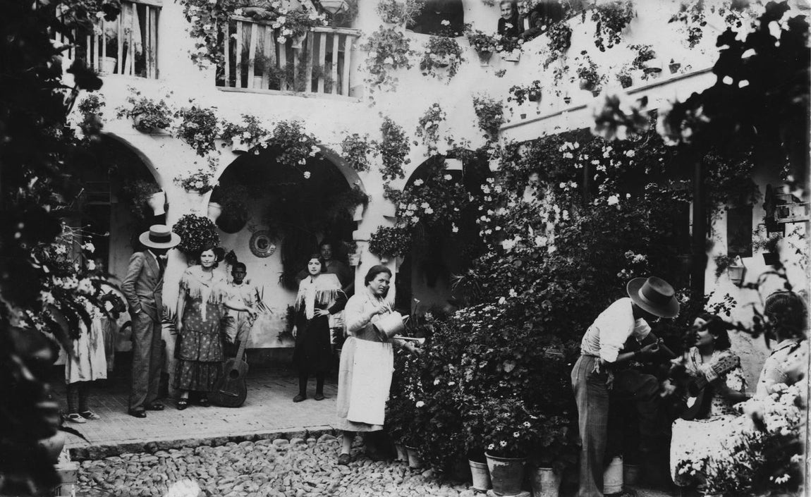 Patios de Córdoba | Una mirada en blanco y negro por una belleza centenaria