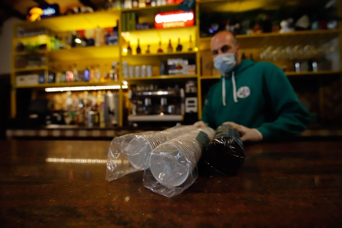 Los últimos retoques de bares y comercios para abrir, en imágenes