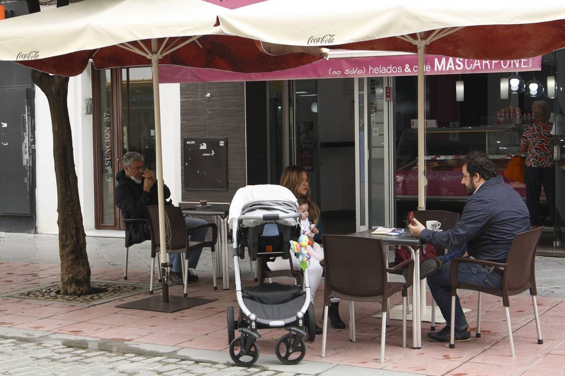 Cerca de mil bares y numerosos comercios de Sevilla reabren el primer día de la fase uno de «desescalada»