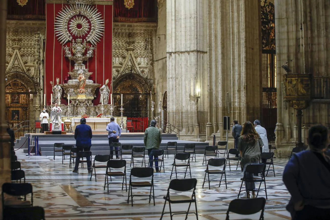 Las primeras misas de la fase 1 en Sevilla se estrenan con un tercio de aforo y mascarillas