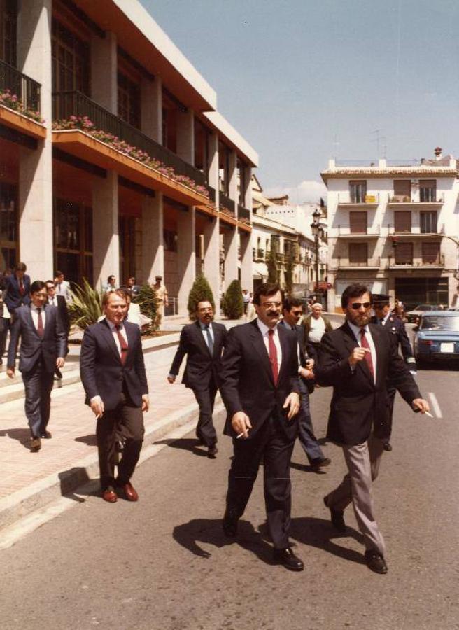 El paso de Julio Anguita por el Ayuntamiento de Córdoba, en imágenes