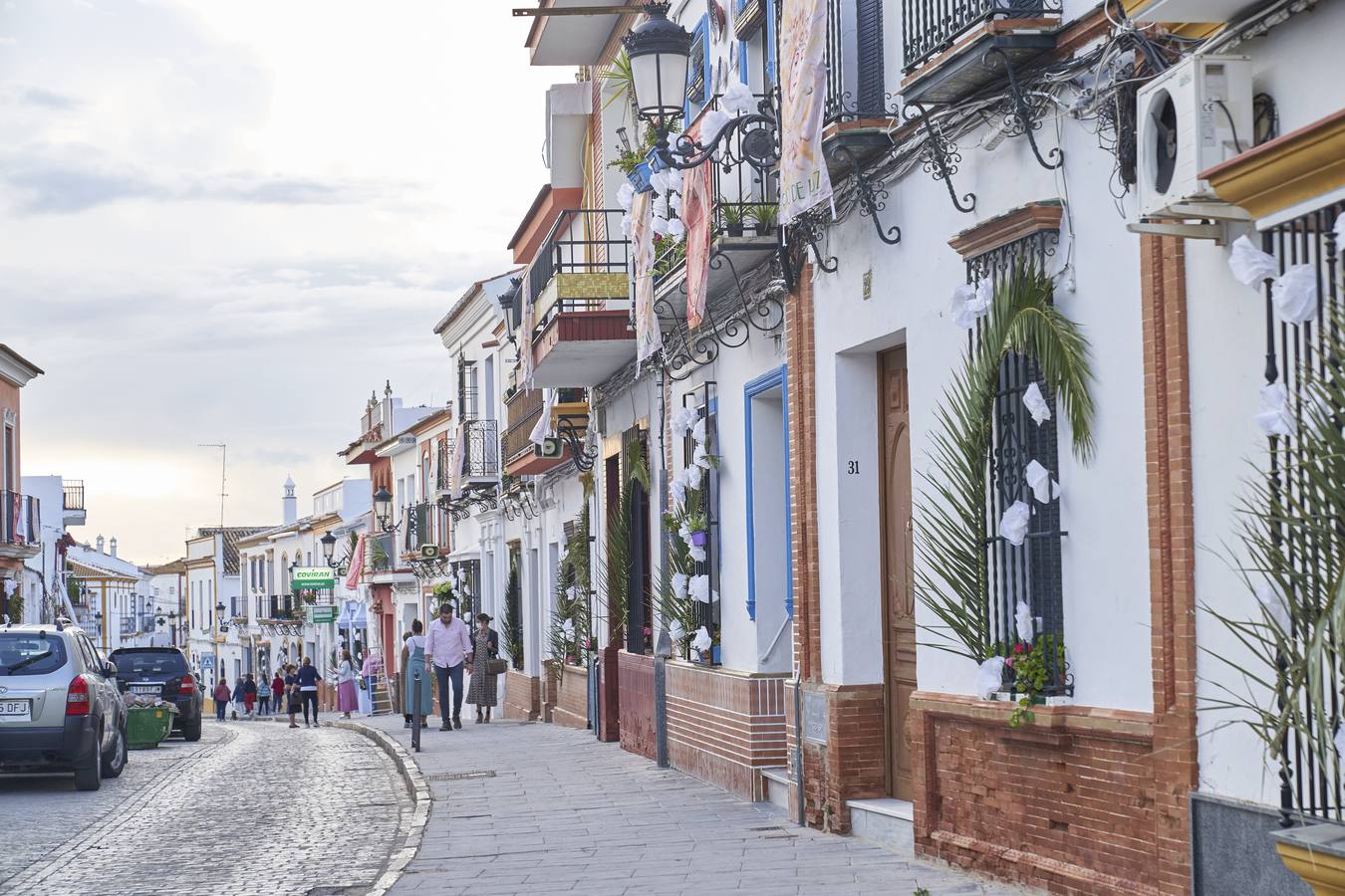 Almonte se engalana pese a no ver a la Virgen del Rocío por sus calles