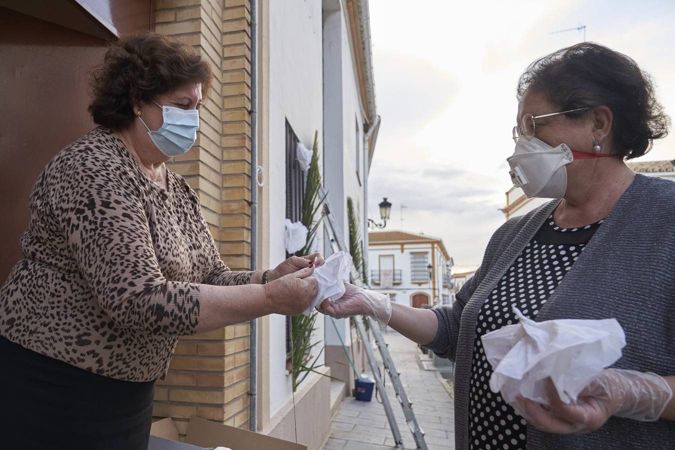 Almonte se engalana pese a no ver a la Virgen del Rocío por sus calles