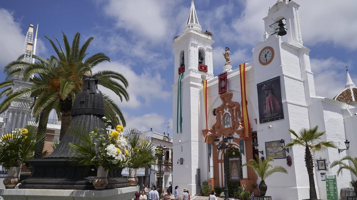 Almonte se engalana pese a no ver a la Virgen del Rocío por sus calles