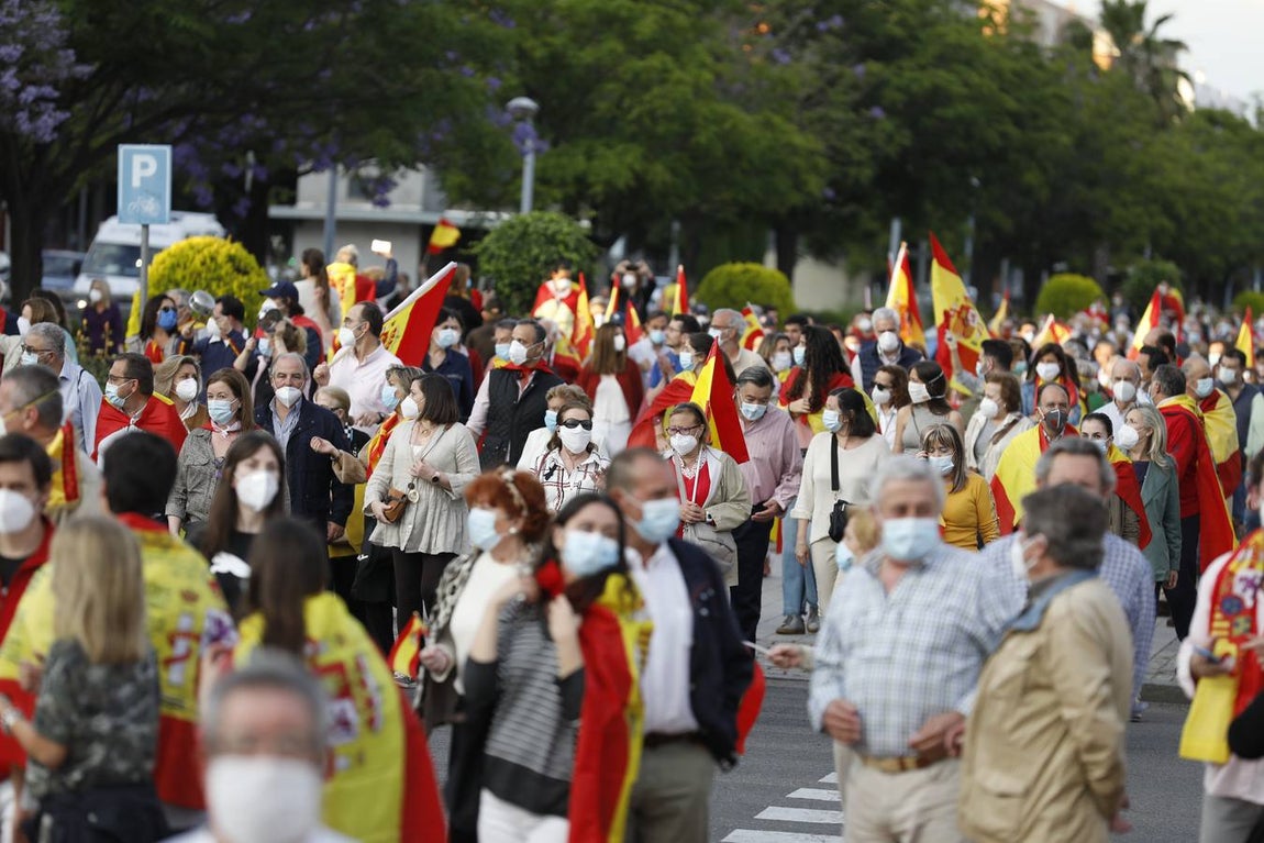 En imágenes, centenares de cordobeses protestan contra Sánchez en el Vial