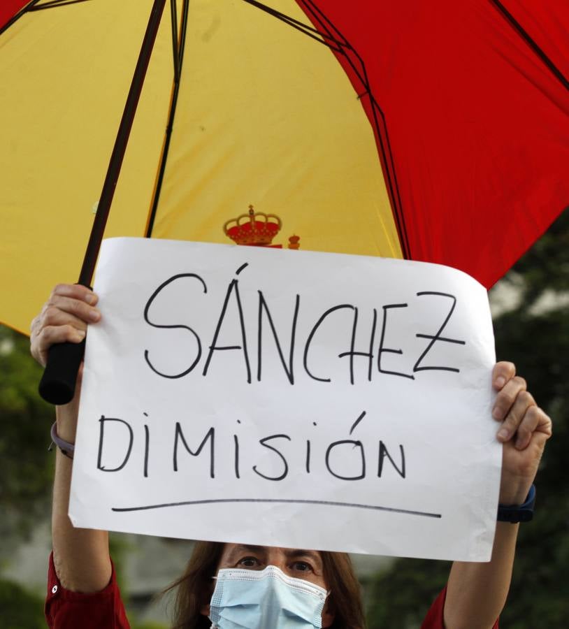 Protesta en Sevilla contra el presidente Pedro Sánchez, en imágenes