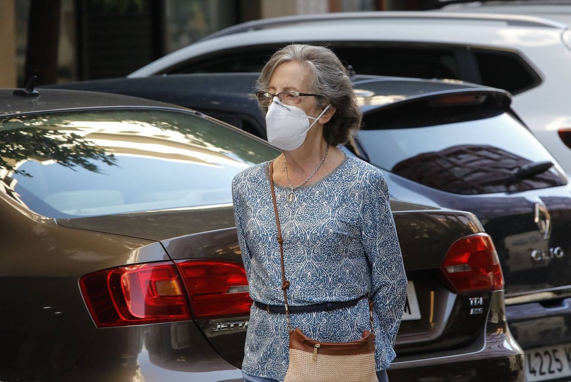 En imágenes, los sevillanos «se acostumbran» a la mascarilla