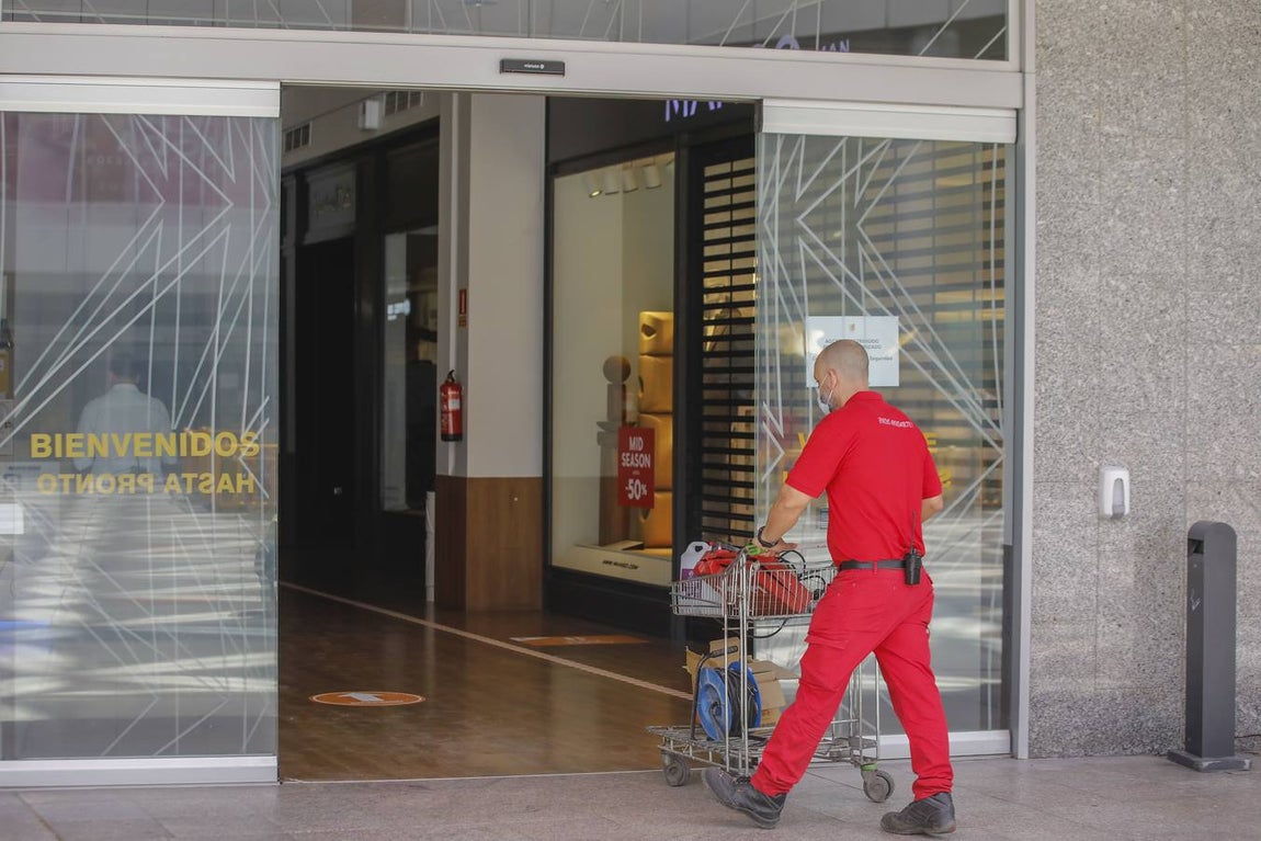 Los centros comerciales de Sevilla, preparados para abrir este lunes