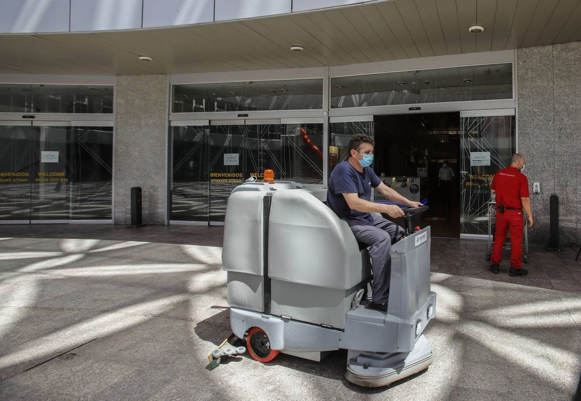 Los centros comerciales de Sevilla, preparados para abrir este lunes