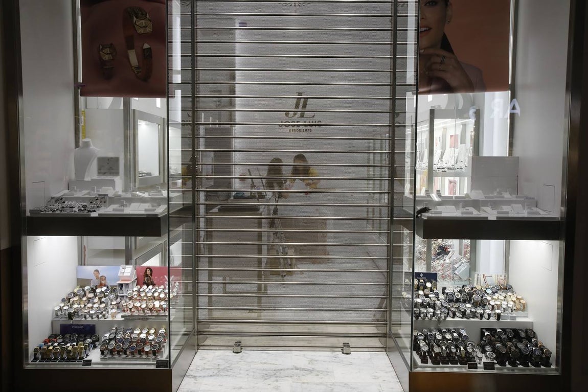 Los centros comerciales de Sevilla, preparados para abrir este lunes