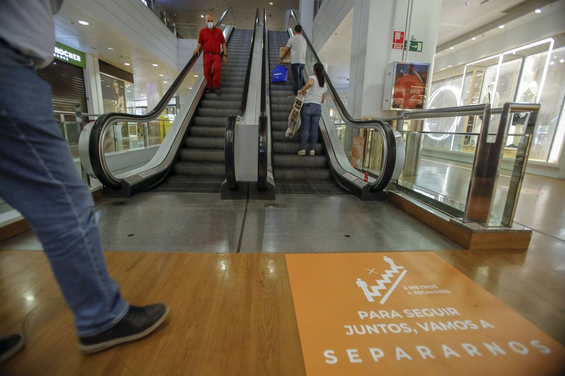Los centros comerciales de Sevilla, preparados para abrir este lunes
