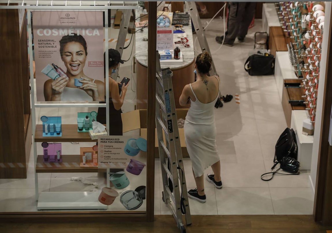 Los centros comerciales de Sevilla, preparados para abrir este lunes