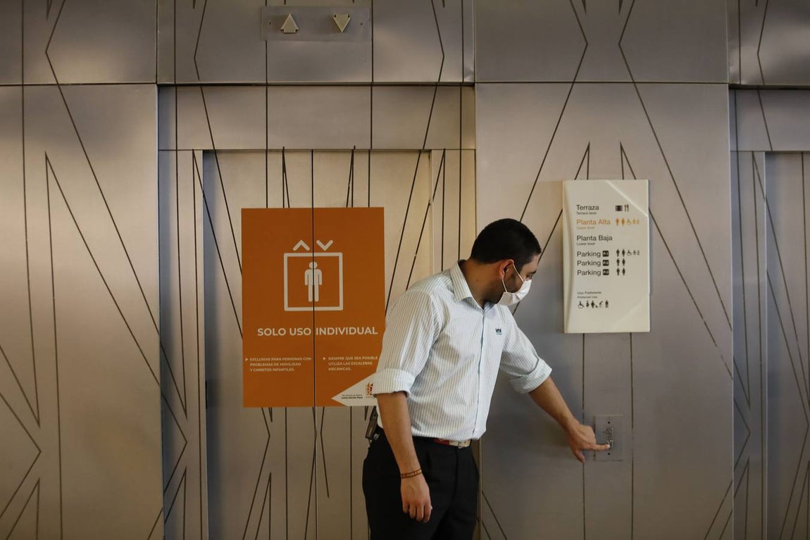 Los centros comerciales de Sevilla, preparados para abrir este lunes