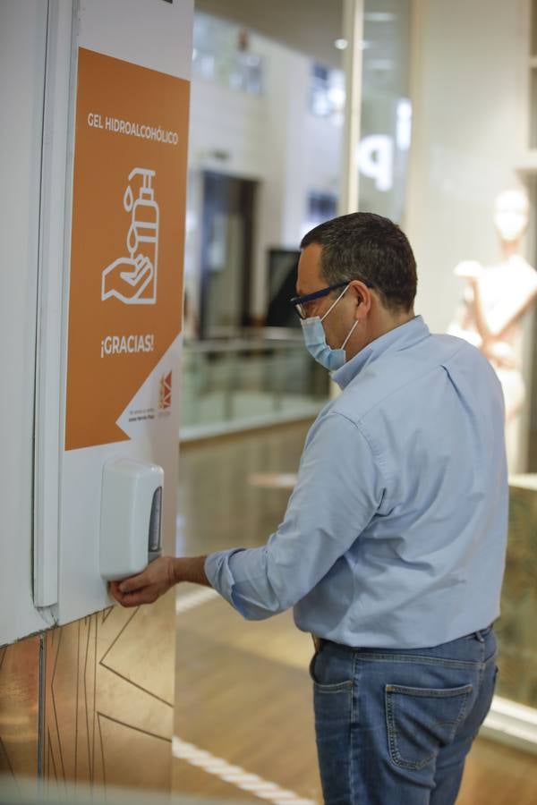 Los centros comerciales de Sevilla, preparados para abrir este lunes