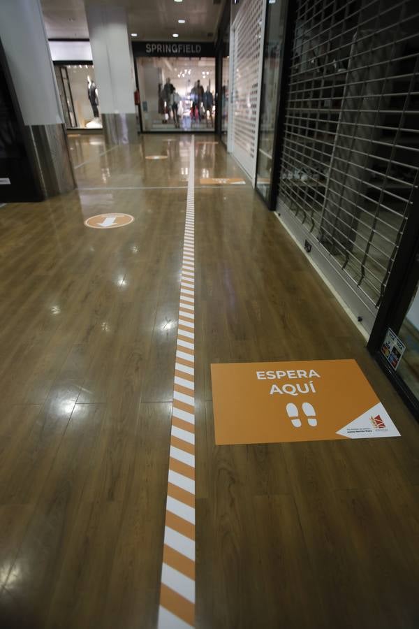 Los centros comerciales de Sevilla, preparados para abrir este lunes
