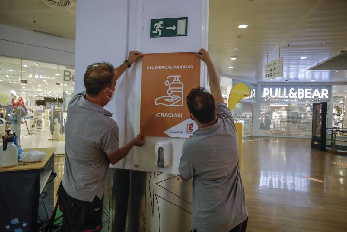 Los centros comerciales de Sevilla, preparados para abrir este lunes