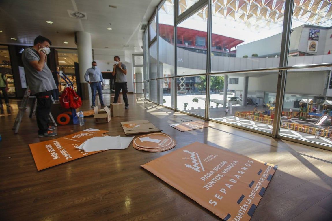 Los centros comerciales de Sevilla, preparados para abrir este lunes