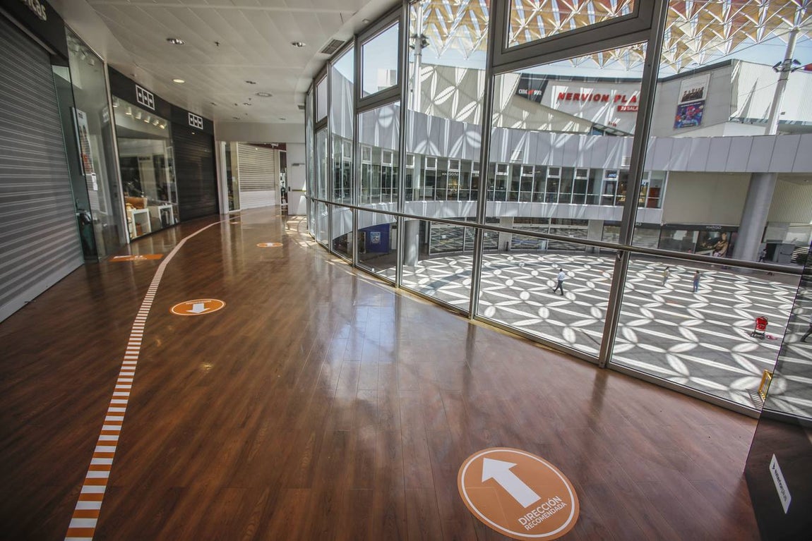Los centros comerciales de Sevilla, preparados para abrir este lunes