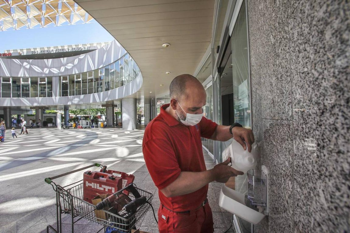 Los centros comerciales de Sevilla, preparados para abrir este lunes