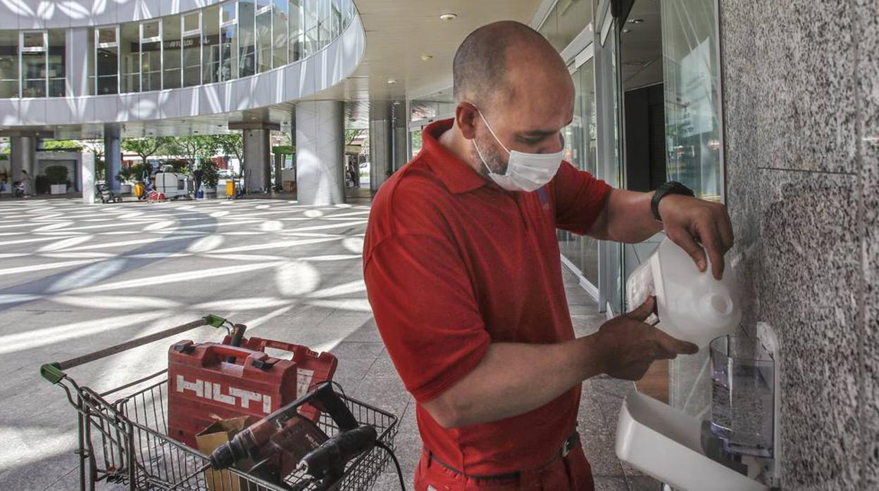 Los centros comerciales de Sevilla, preparados para abrir este lunes