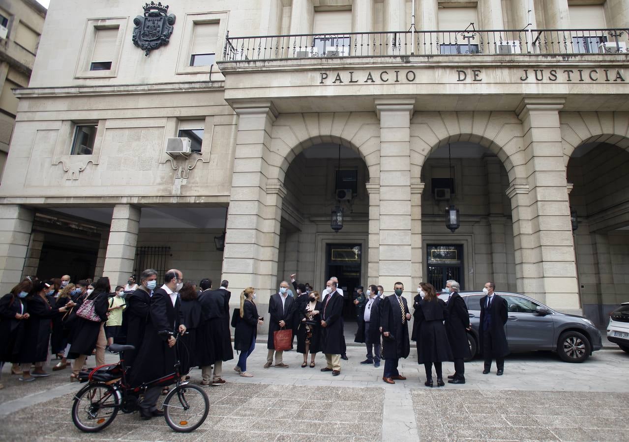 La protesta de abogados y procuradores en la Audiencia de Sevilla