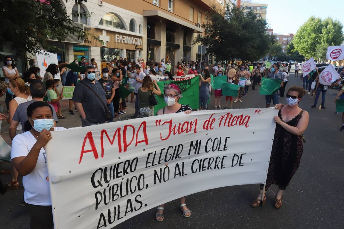 La protesta de padres y alumnos en Córdoba contra el recorte de unidades educativas