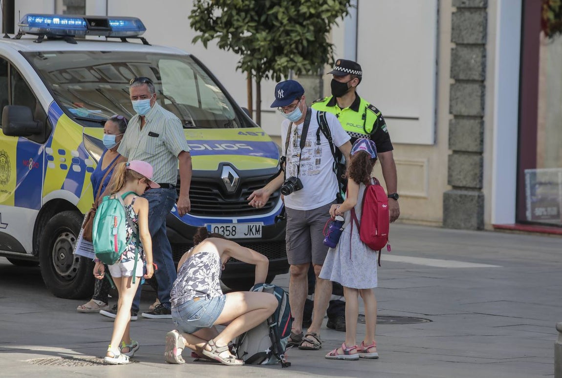 La Policía vela por el uso de la mascarilla en Sevilla