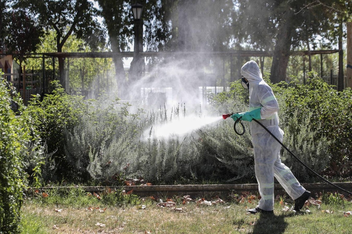 La fumigación contra el mosquito común en los pueblos de Sevilla, en imágenes
