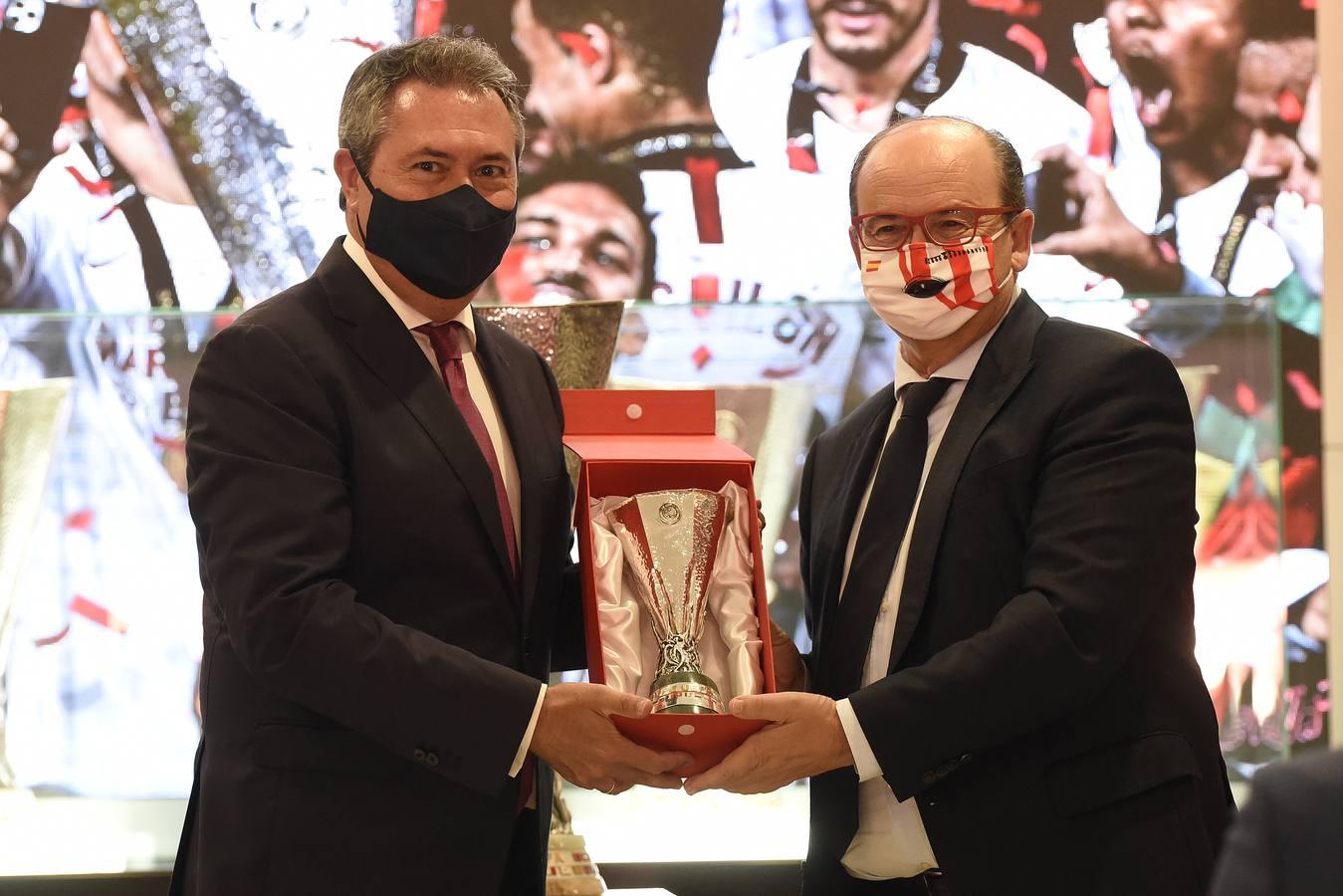 Los actos oficiales tras la llegada de la copa a Sevilla, en imágenes