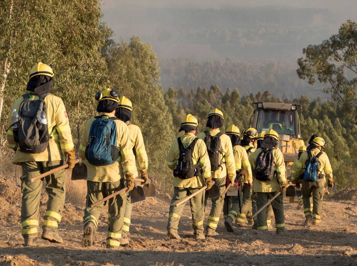 Incendio en la Sierra de Huelva: en imágenes, el día después de un fuego devastador