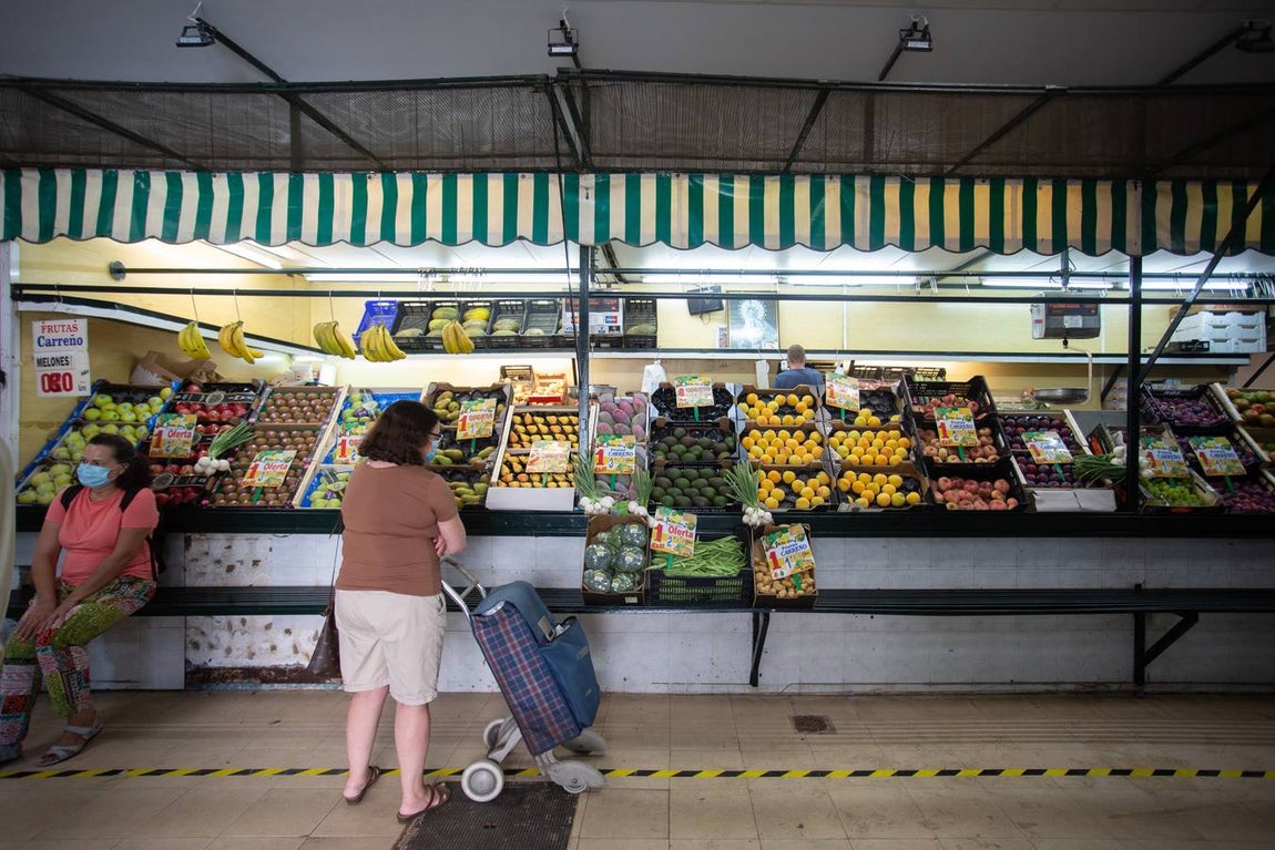 La actividad vuelve al Mercado de Las Palmeritas de Sevilla tras 21 días de cierre