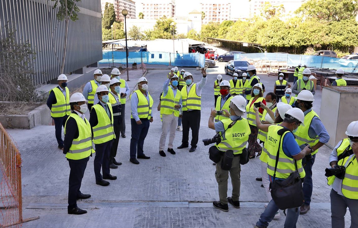 Moreno visita las obras de rehabilitación del antiguo Hospital Militar Vigil de Quiñones
