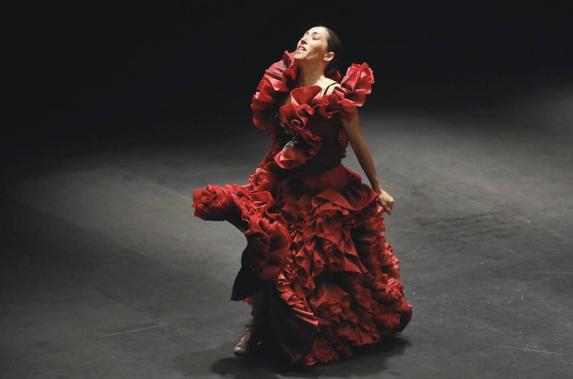 Ana Morales baila «En la cuerda floja» en la Bienal de Flamenco de Sevilla