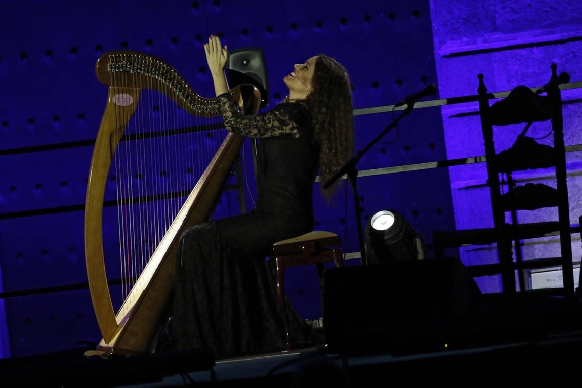 Ana Crismán saca los «Soníos del Arpa Negra» en la Bienal de Flamenco