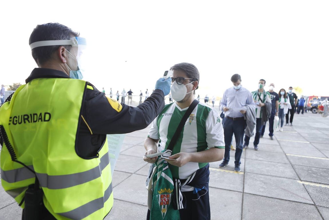 El ambiente con 800 espectadores del Córdoba CF en El Arcángel, en imágenes