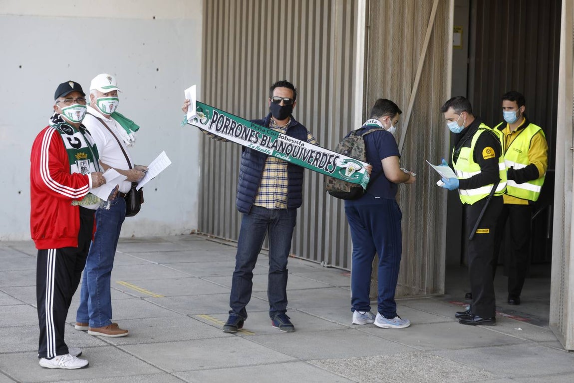 El ambiente con 800 espectadores del Córdoba CF en El Arcángel, en imágenes