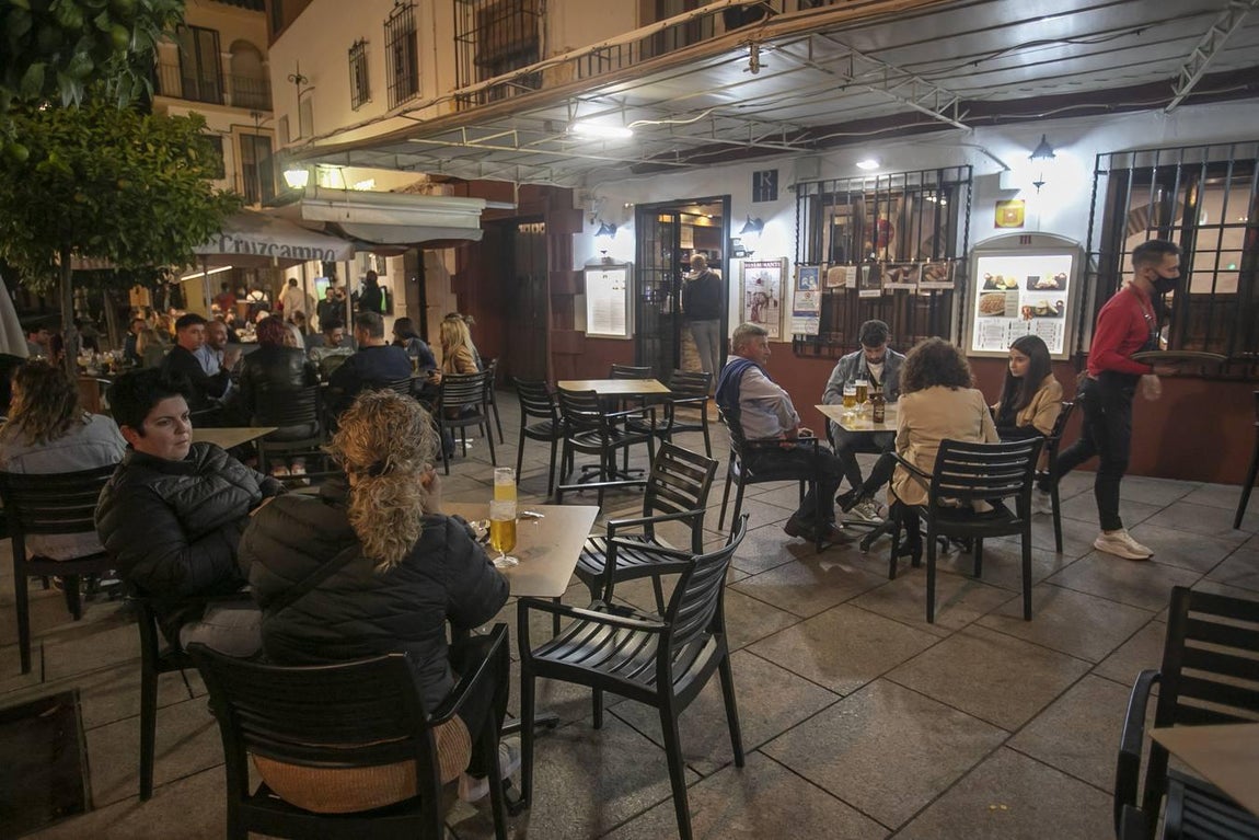 En imágenes, la última noche en la hostelería cordobesa antes del cierre a las 10