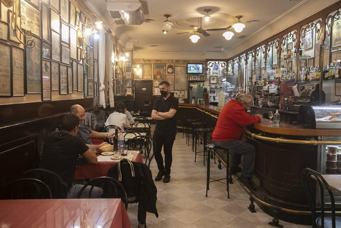 En imágenes, la última noche en la hostelería cordobesa antes del cierre a las 10