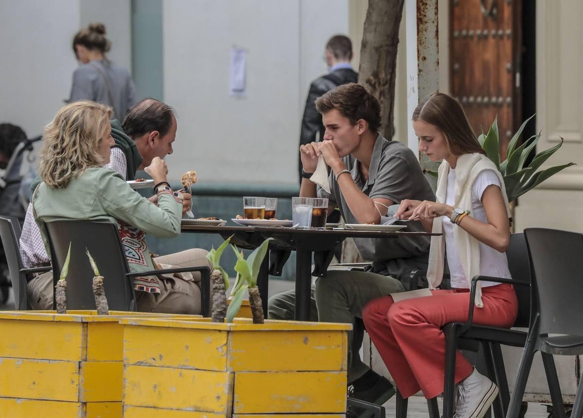 Mascarillas obligatorias en las terrazas de los bares de Sevilla