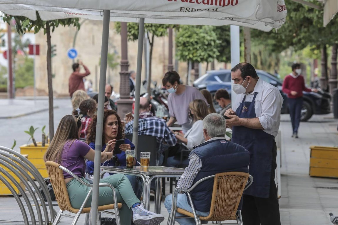 Mascarillas obligatorias en las terrazas de los bares de Sevilla