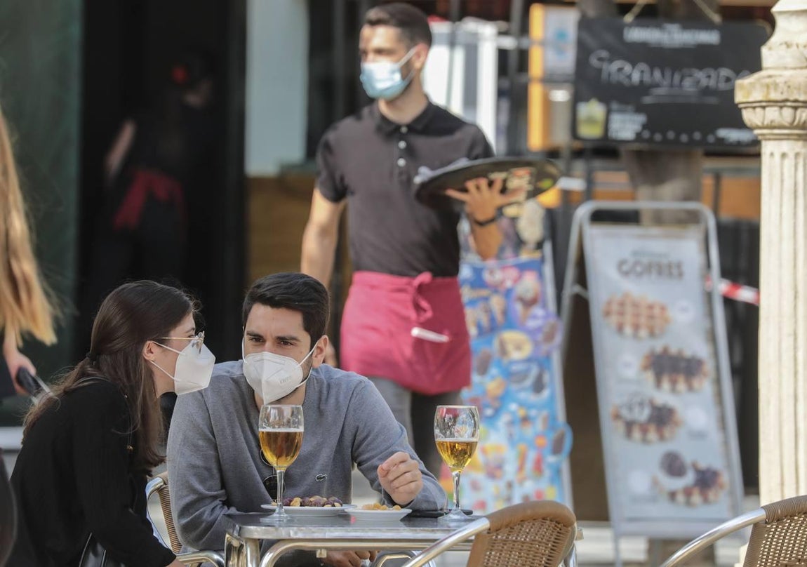 Mascarillas obligatorias en las terrazas de los bares de Sevilla