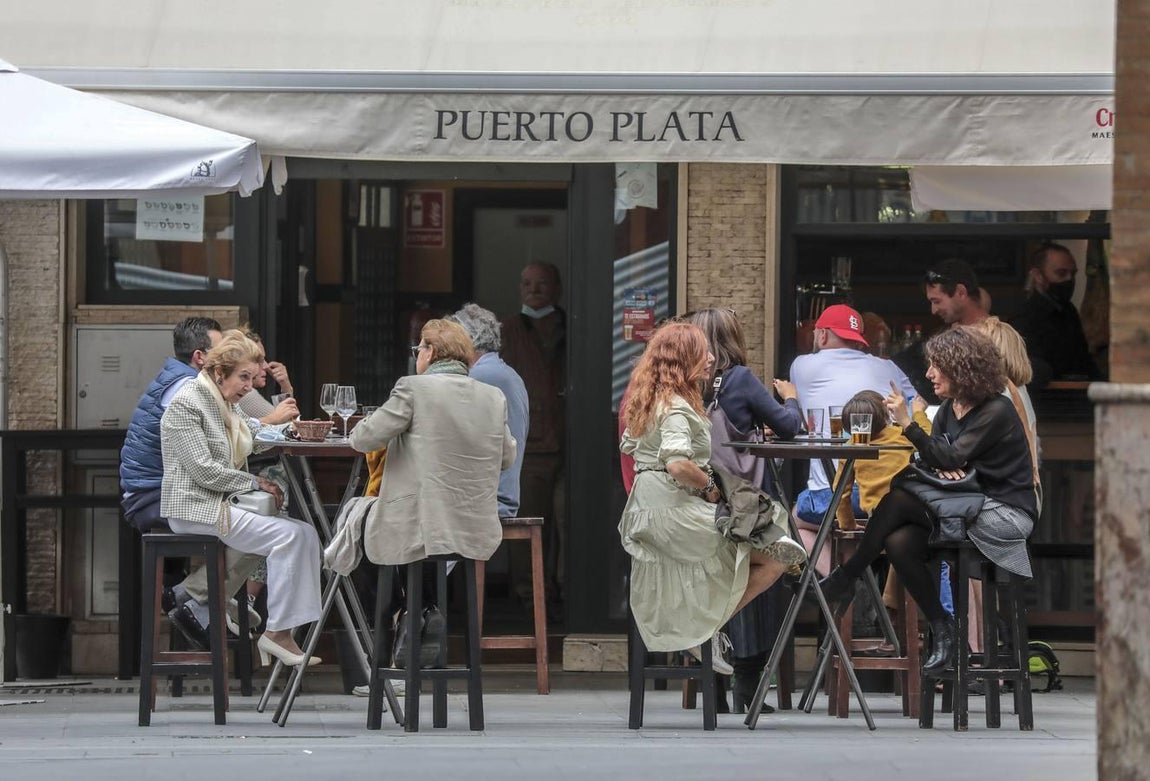 Mascarillas obligatorias en las terrazas de los bares de Sevilla