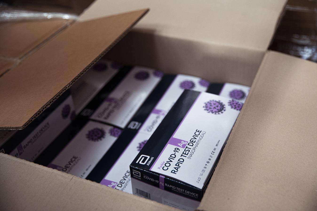 Bendodo visita al almacén central del Servicio Andaluz de Salud