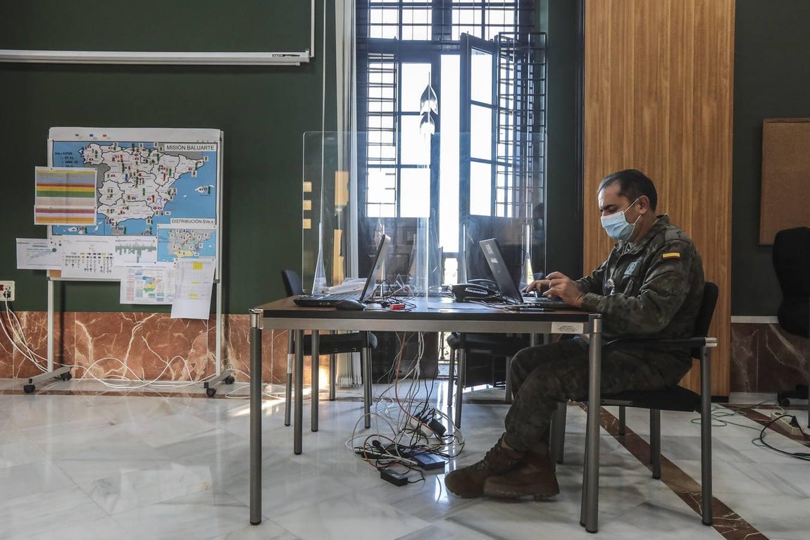 En imágenes, el Ejército rastrea el virus en Sevilla