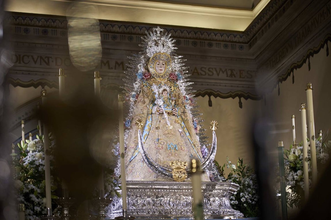 La Virgen del Rocío se viste de reina