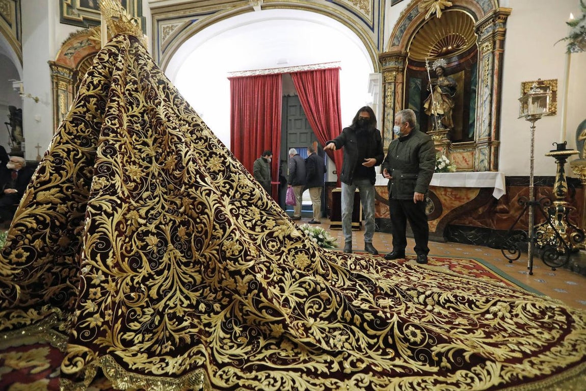 El estreno del nuevo manto de Gracia y Amparo de Córdoba, en imágenes