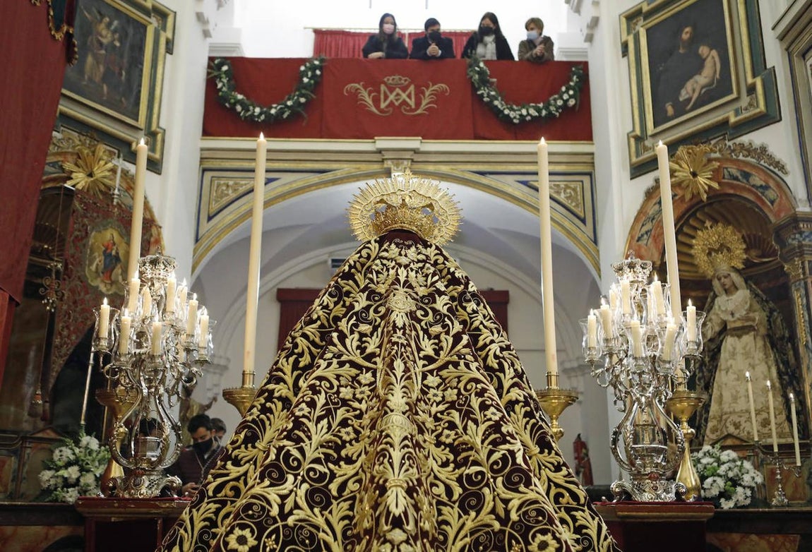 El estreno del nuevo manto de Gracia y Amparo de Córdoba, en imágenes