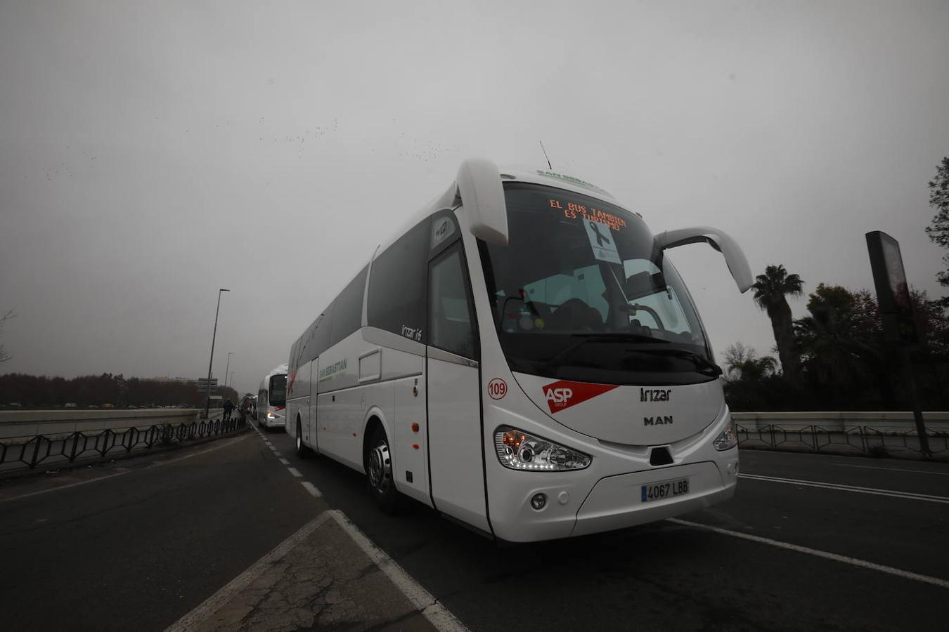 Medio centenar de autobuses se concentran en Córdoba para pedir ayudas directas y pagos de la Junta