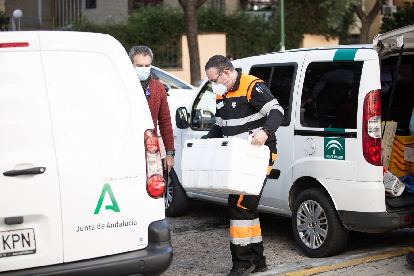 La llegada de las vacunas a las residencias de Sevilla, en imágenes