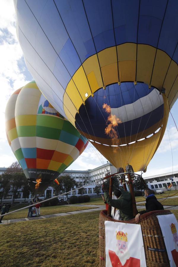 Así ha arrancado la Cabalgata aérea de los Reyes Magos de Córdoba, en imágenes